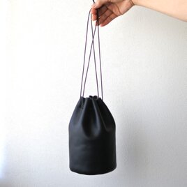 ぷっくりな小さい革の巾着（ブラック）の画像