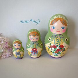 母の日の季節に　若葉色のプラトークのマトリョーシカ　３人組のコピーの画像