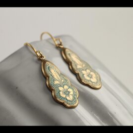 【194】VICTORIAN BLOOM – グリーンエナメルの花咲くドロップピアスの画像