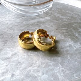 Y1120-ヴィンテージイヤリング U.S.A.  PAT.NO Gold Tone Textured Border Foopsの画像