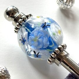 かんざし　青と白の薔薇と蝶のとんぼ玉　ブルーローズ　ばら　バラ　一本簪　一本挿し　ガラス　洋風　蜻蛉玉　トンボ玉の画像