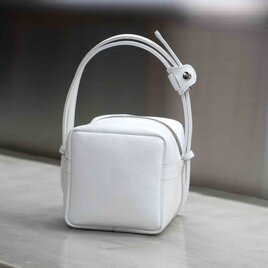 イタリアン・SNOW-WHITE・キューブポシェット◎２WAY機能・内装キーホルダー付きの画像