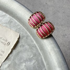 P662-ヴィンテージピアス U.S.A. 1980s Gold Tone Fence Pink Spoolの画像