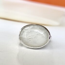 ホワイトムーンストーンの指輪の画像