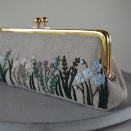 野の花　くすみ色　刺繍　がま口　ポーチ　　　の画像