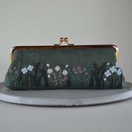 野の花　くすみ色　刺繍　がま口　ポーチ　カーキ色の画像