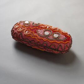 ビーズ刺繍の眼鏡ケース　ハードケース　両面刺繍　サーモンピンク　ガーゼの画像