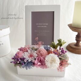 御供花　「お花畑のフォトフレームアレンジ」～桃色～仏花 御供え お悔やみ ペット 贈り物 枯れないのコピーの画像