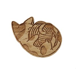 【木ｔｃｈ】クルミの木・ブローチ（毛糸と猫）の画像