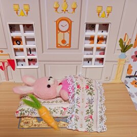 羊毛フェルちいさなうさぎちゃん布団・ニンジン付き　固め作りの画像