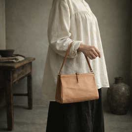 静かな佇まいを、日常に。 ベージュ レザー ドクターバッグ｜クラシックを連れて歩く一点もの