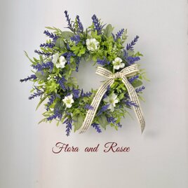 ラベンダーと白い小花のリースの画像