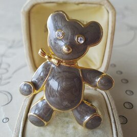 ヴィンテージ　ベージュグレーのBear with Ribbon／Gold縁取りのブローチの画像