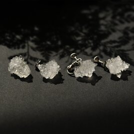 モロッコ産水晶 原石 ピアス イヤリング 鉱物 天然石 金属アレルギー対応 ハンドメイド アクセサリー (No.2916)の画像