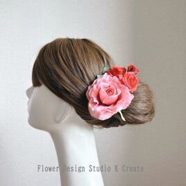 コーラルピンクの薔薇と赤い薔薇の髪飾り　花径8cm　ピンクの薔薇　発表会　ピンクの画像