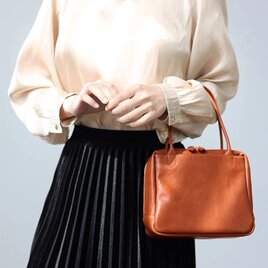 【柔らかいヌメ革】トートバッグミニスクエアバッグ｜手提げに便利な上品デザインの画像