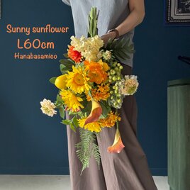 《サマーギフトにも》イエローが眩しい！カラーとひまわりのビタミンスワッグ　個性的なフォルムを活かした個性豊かなブーケの画像