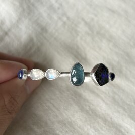 宝石箱のバングルの画像