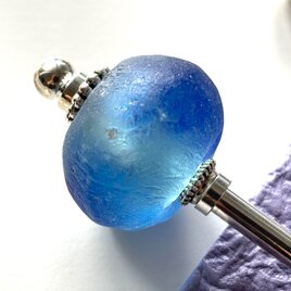 かんざし　ブルーのアフリカンパウダーガラスビーズ　一本挿し　一本簪　ガラス　透明　涼しげ　ナチュラル　水色　の画像