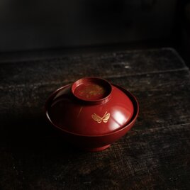 花と蝶々◆赤で素敵。古輪島塗　漆芸沈金蓋付椀　漆器　骨董・antiques 古民家　大正期の画像