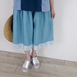 裾に咲くレース・アイスブルーリネンタックパンツ（セットアップ可）の画像