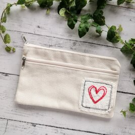 ハートの刺繍ワッペン　帆布風ポーチ　マルチケース　小物入れ　生成り　マチなし　Sサイズ　名入れの画像