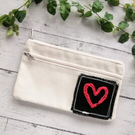 ハートの刺繍ワッペン　帆布風ポーチ　マルチケース　小物入れ　生成り　マチなし　Sサイズ　名入れの画像