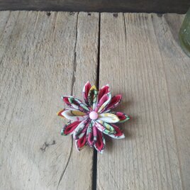 つまみ細工のお花のブローチの画像