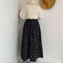 現品限り・ギャザーロングスカート●かわいくふんわり●綿麻シーチング・小花柄/ブラック●丈81.5ｃｍの画像