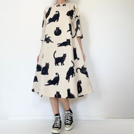 こなまいきな黒猫のワンピース＊ポケット付き＊国産コットン　綿100％＊五分袖＊生成り