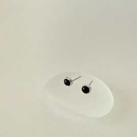 オニキスのシルバーピアス　◇ 覆輪ピアスの画像