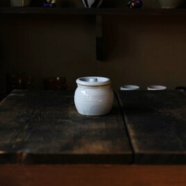 紅しょうがや佃煮、なめ茸、福神漬けなどのお漬物入れにおすすめ　お漬物甕（かめ）砂糖壺（小）白の画像