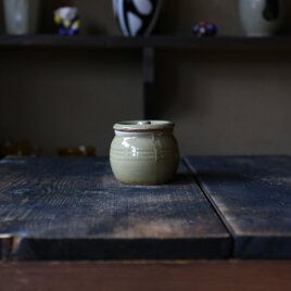 紅しょうがや佃煮、なめ茸、福神漬けなどのお漬物入れにおすすめ　お漬物甕（かめ）砂糖壺（小）生成の画像