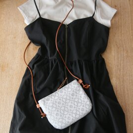 リネンの光沢が美しい手織りスマホポシェット【S】グレーの画像