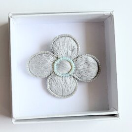 北欧風ビーズで飾ったお花の刺繍ブローチ【hokuo】#369の画像