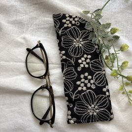 ハンドメイド♡メガネケース♡黒綿麻実と花刺繍生地♡♡普通タイプの画像