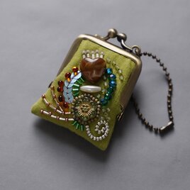 ネックレスにも、バッグチャームにも、小さな小さなビーズ刺繍のがま口 56 グリーン ガーゼ　ギフト　アクセサリーケースの画像