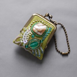 ネックレスにも、バッグチャームにも、小さな小さなビーズ刺繍のがま口 57 グリーン ガーゼ　ギフト　アクセサリーケースの画像