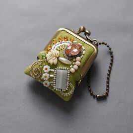 ネックレスにも、バッグチャームにも、小さな小さなビーズ刺繍のがま口 58 グリーン ガーゼ　ギフト　アクセサリーケースの画像