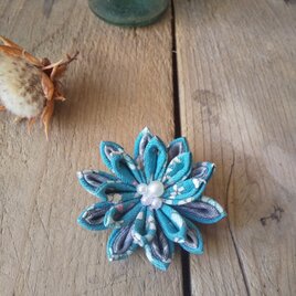つまみ細工のお花のブローチの画像