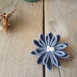 つまみ細工のお花のブローチの画像