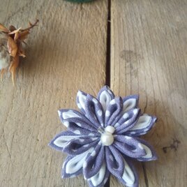 つまみ細工のお花のブローチの画像