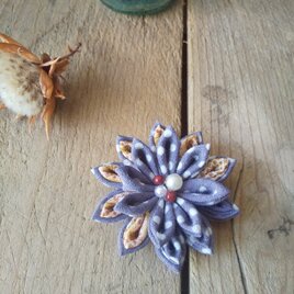 つまみ細工のお花のブローチの画像