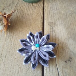 つまみ細工のお花のブローチの画像