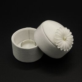 絹小箱 花 【リングケース、アクセサリー・ジュエリー入れ等】正絹/つまみ細工、カルトナージュの画像