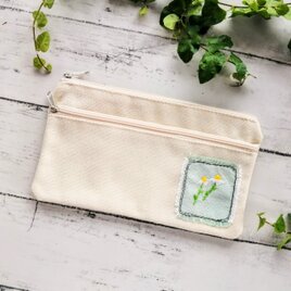 小花の刺繍ワッペン　帆布風ポーチ　マルチケース　小物入れ　生成り　マチなし　Sサイズ　名入れの画像