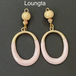ウッドビーズとピンクチャームの大ぶりピアス レトロピアス 樹脂ピアスの画像