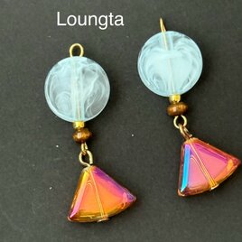 ブルーとオレンジ三角ガラスビーズの個性派ピアス 夏ピアス 樹脂ピアスの画像