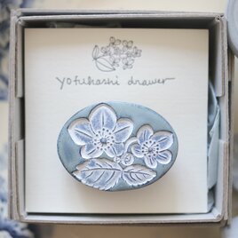 : : : 陶土の草花ブローチ : : : 1369の画像