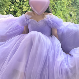 実例写真！カラードレス オーキッド オフショルダー チュールドレス くるみボタン フリル袖 ふわふわドレス 謝恩会の画像